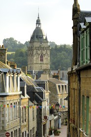 France, Manche (50), Villedieu-les-Poêles, rue du Dr Havard et église Notre-Dame
