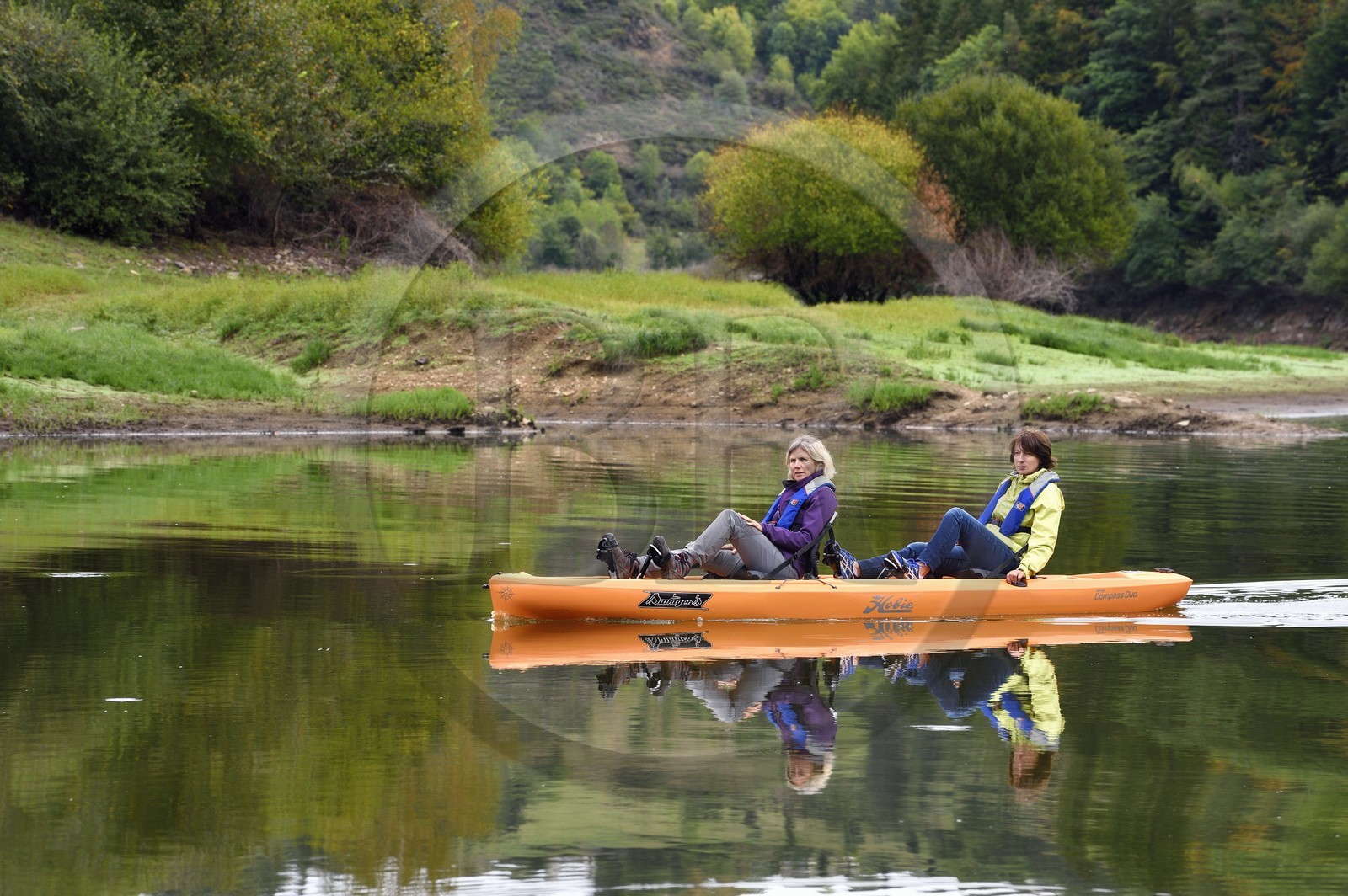 France, Cantal (15), Gorges de la Truyère, découverte en kayak à pédales de la rivière Truyère au pied du village de Chaliers