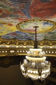 France, Paris (75), Opéra Garnier, la coupole du plafond décoré par Marc Chagall dans la grande salle et le grand lustre de 7 à 8 tonnes créé par Garnier