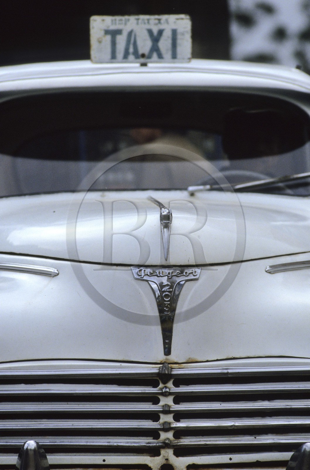 Vietnam, province de Lam Dong, Dalat, vieille voiture Peugeot 203 utilis