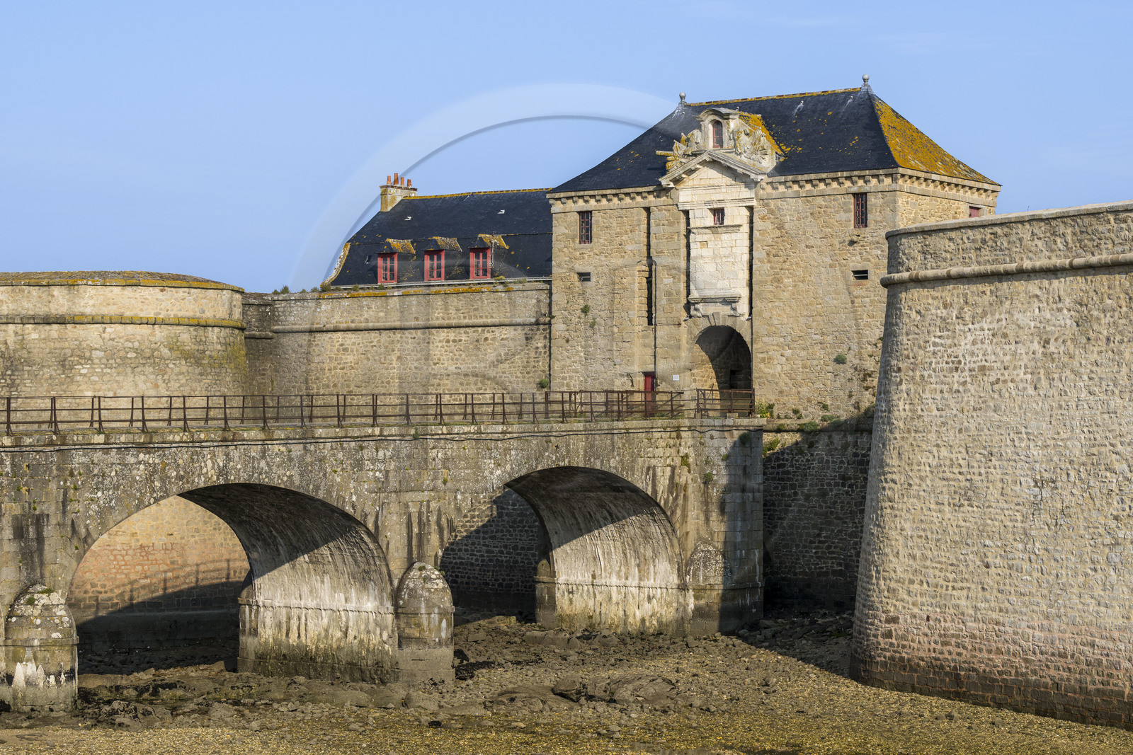 France, Morbihan (56), Port-Louis, la citadelle de Port-Louis remaniée par Vauban à l'entrée de la rade de Lorient, musée de la Compagnie des Indes, seconde porte d'entrée et pont d'accès