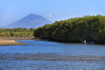 Nicaragua, la côte pacifique de Leon, la mangrove du parc national Isla Juan Venado et le volcan San Cristobal en arrière plan