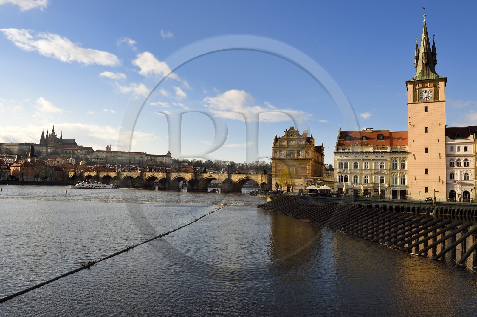 République Tchèque, Prague, centre historique classé Patrimoine Mondial de l' UNESCO, le pont Charles (Karluv Most ou Karlov Most) sur la rivière Vltava et le Château d'eau de la vieille ville
