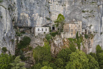 France, Var (83), Plan-d'Aups-Sainte-Baume, parc naturel régional de la Sainte-Baume, massif de la Sainte-Baume, la grotte sanctuaire de Sainte Marie-Madeleine à flanc de la falaise de 300m (vue aérienne)