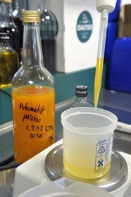France, Ile de la Reunion, Saint Pierre, domaine de la distillerie Isautier, laboratoire d'analyses et de conception des nouveaux arrangements de rhum, ici l'Arhumatik passion