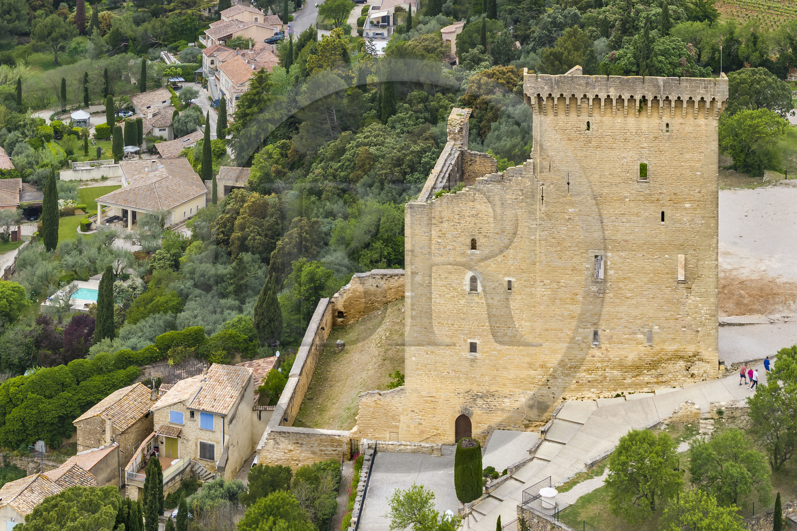 France, Vaucluse (84), Châteauneuf-du-Pape, le donjon du chateau (vue aérienne)