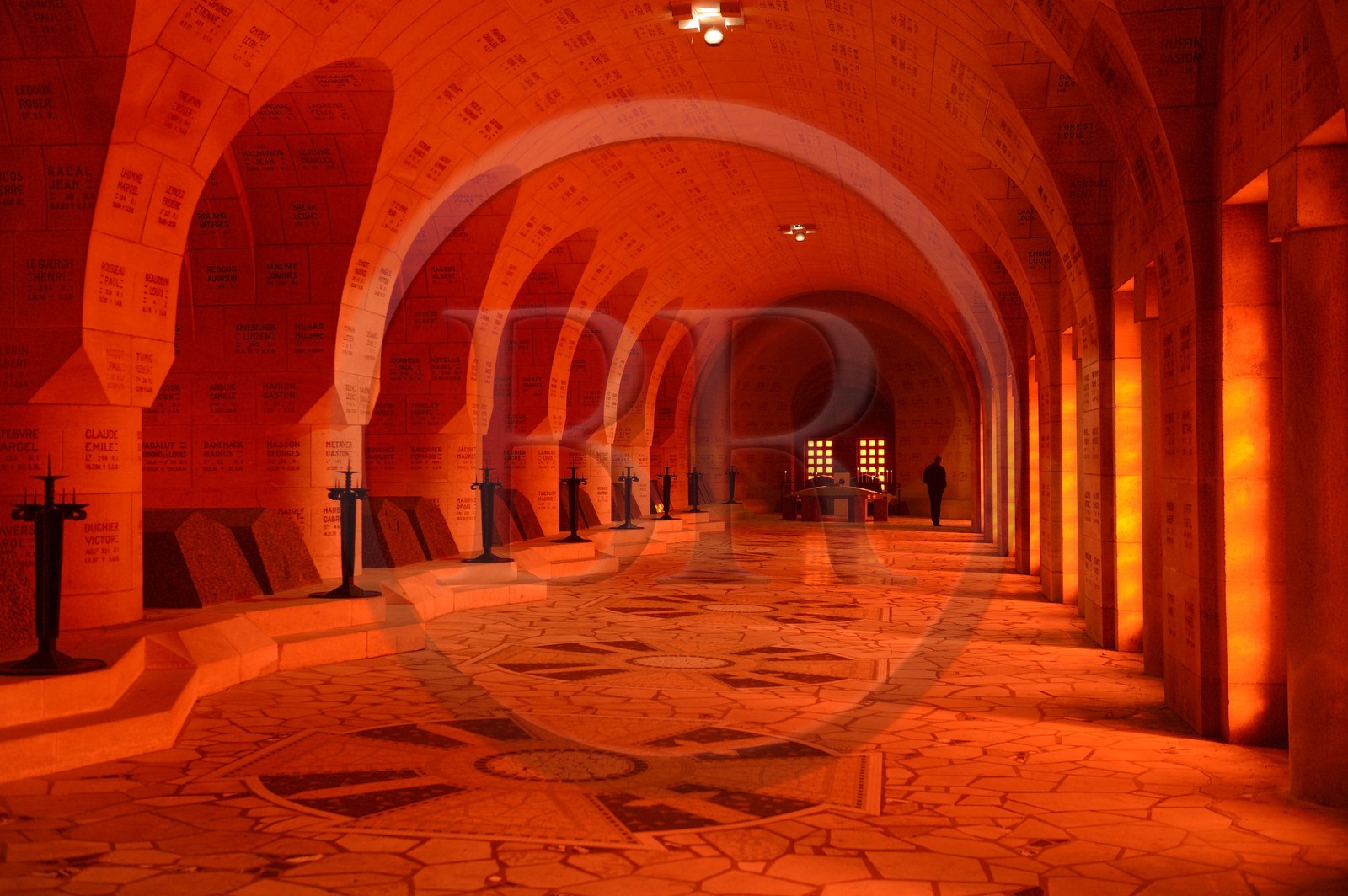 France, Meuse (55), Douaumont, bataille de Verdun, ossuaire de Douaumont, nécropole nationale abritant les tombeaux représentant les secteurs géographiques de la bataille de Verdun où sont gravés les noms des soldats disparus