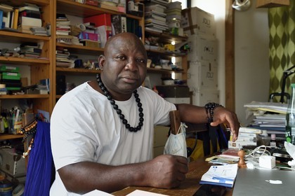 France, Paris (75), Barthelemy Toguo, l'artiste fondateur de Bandjoun Station, dans son atelier parisien