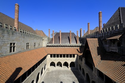 Portugal, région du Minho, Guimaraes, ville classée Patrimoine Mondial de l' UNESCO, Paço dos Duces de Bragança (Palais des Ducs de Bragance) et ses célèbres cheminées