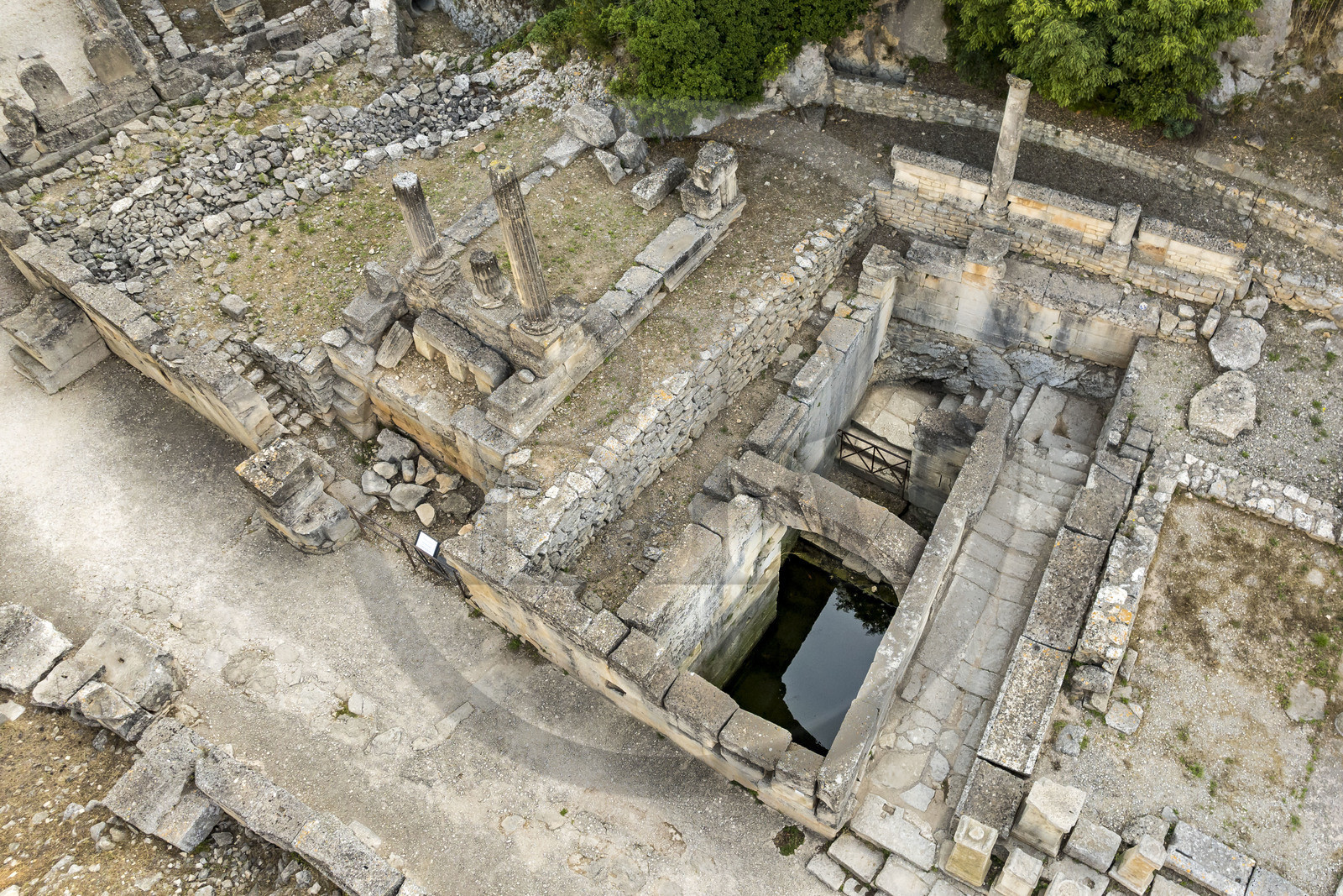 France, Bouches-du-Rhône (13), Parc Naturel Régional des Alpilles, Saint-Rémy-de-Provence, site archéologique de Glanum, la source sacrée et ses vertus curatives ont fait la richesse de la ville, les colonnes du temple de Vateludo à gauche