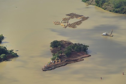 Panama, Canal de Panama, les opération de draguages sont continues en raison de présence de la rivière Chagres qui alimente le canal et le lac Gatun en eau (vue aérienne)