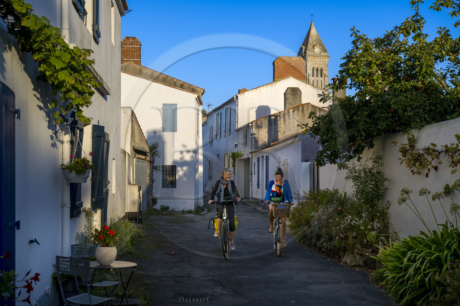 France, Vendée (85), Ile de Noirmoutier, Noirmoutier-en-l'Ile, cyclistes dans les ruelles