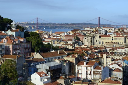 Portugal, Lisbonne, quartier de l'Alfama, panorama sur la ville depuis le Miradouro de Graça et le pont du 25 de Abril sur le Tage en arrière plan