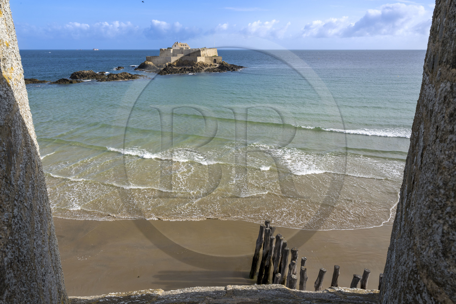 France, Ille-et-Vilaine (35), Côte d'Emeraude, Saint-Malo, Fort National conçu par Vauban et construit par Garangeau au XVIIème siècle vu depuis le haut des remparts et la plage de l'éventail au premier plan