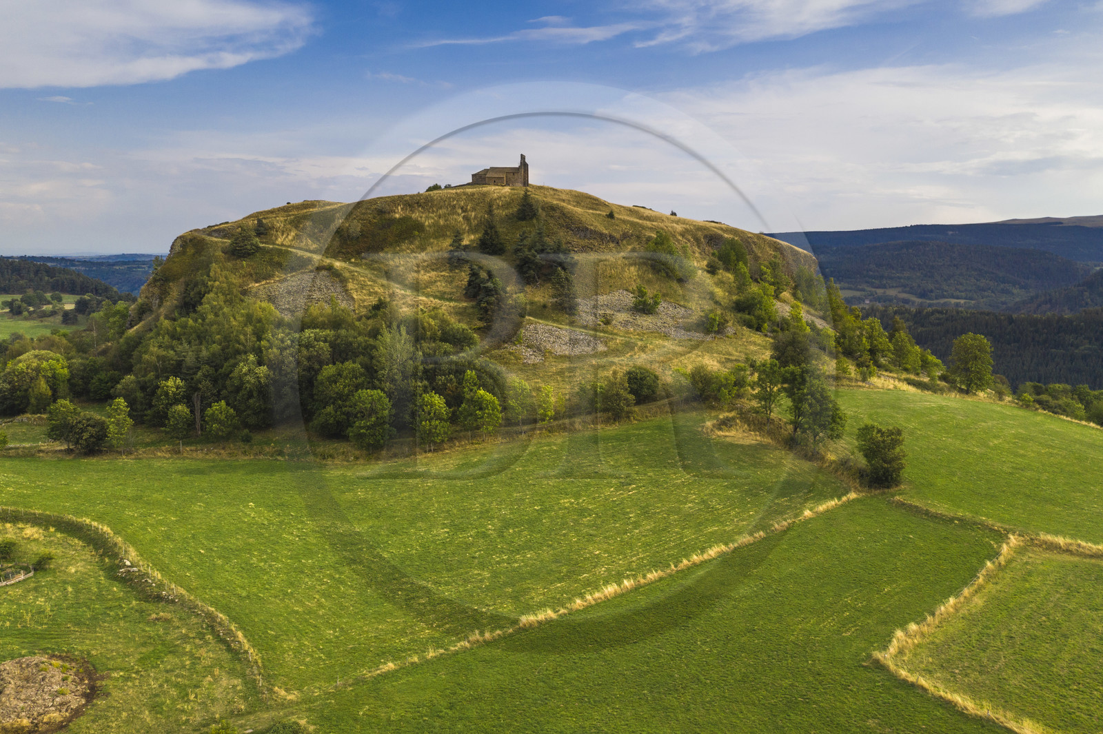 France, Cantal (15), Parc Naturel Régional des Volcans d'Auvergne, Chastel-sur-Murat, Chapelle Saint Antoine du XIIe siècle perchée sur un promontoire, randonneurs sur le chemin de Saint-Jacques de Compostelle par la Via Arverna (vue aérienne)