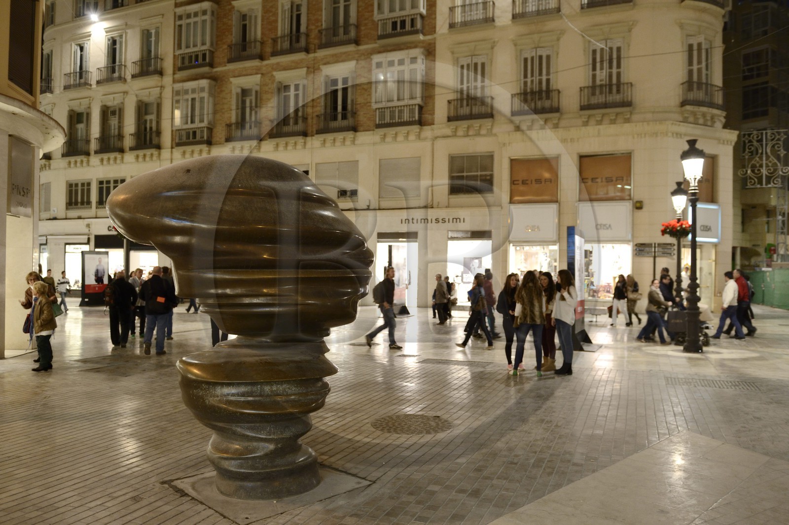 Espagne, Andalousie, Malaga, l'artère principale calle Marquès de Larios, sculpture de Tony Cragg