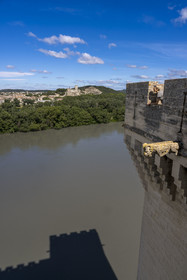 France, Bouches-du-Rhône (13), Tarascon, le chateau du roi René datant du XVe siècle en bordure du Rhone et la forteresse de Beaucaire en arrière plan sur l'autre rive