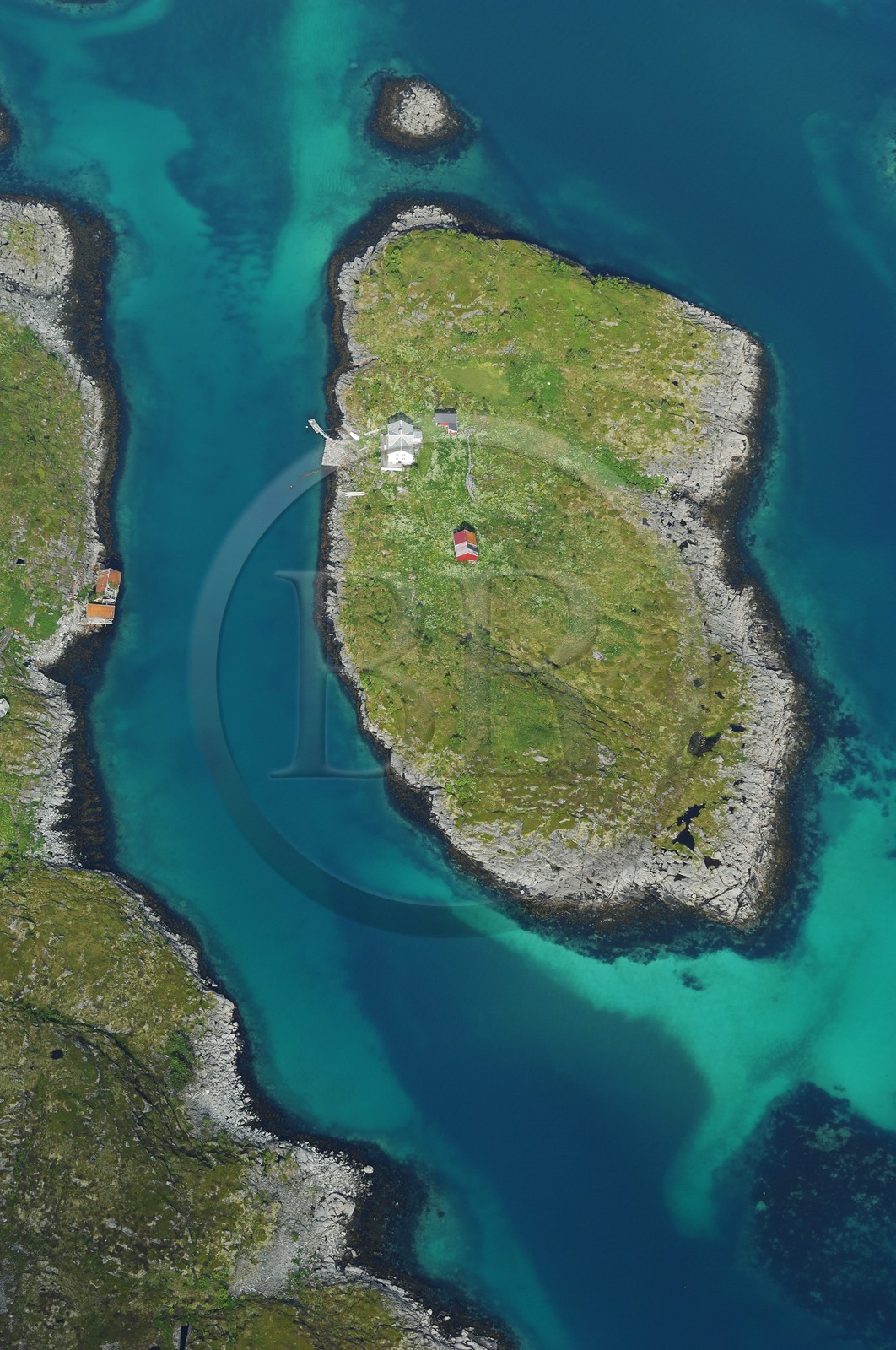 Norvège, Nordland, Iles Lofoten, ilot aux alentours de l’Ile de Skrova (vue aérienne)