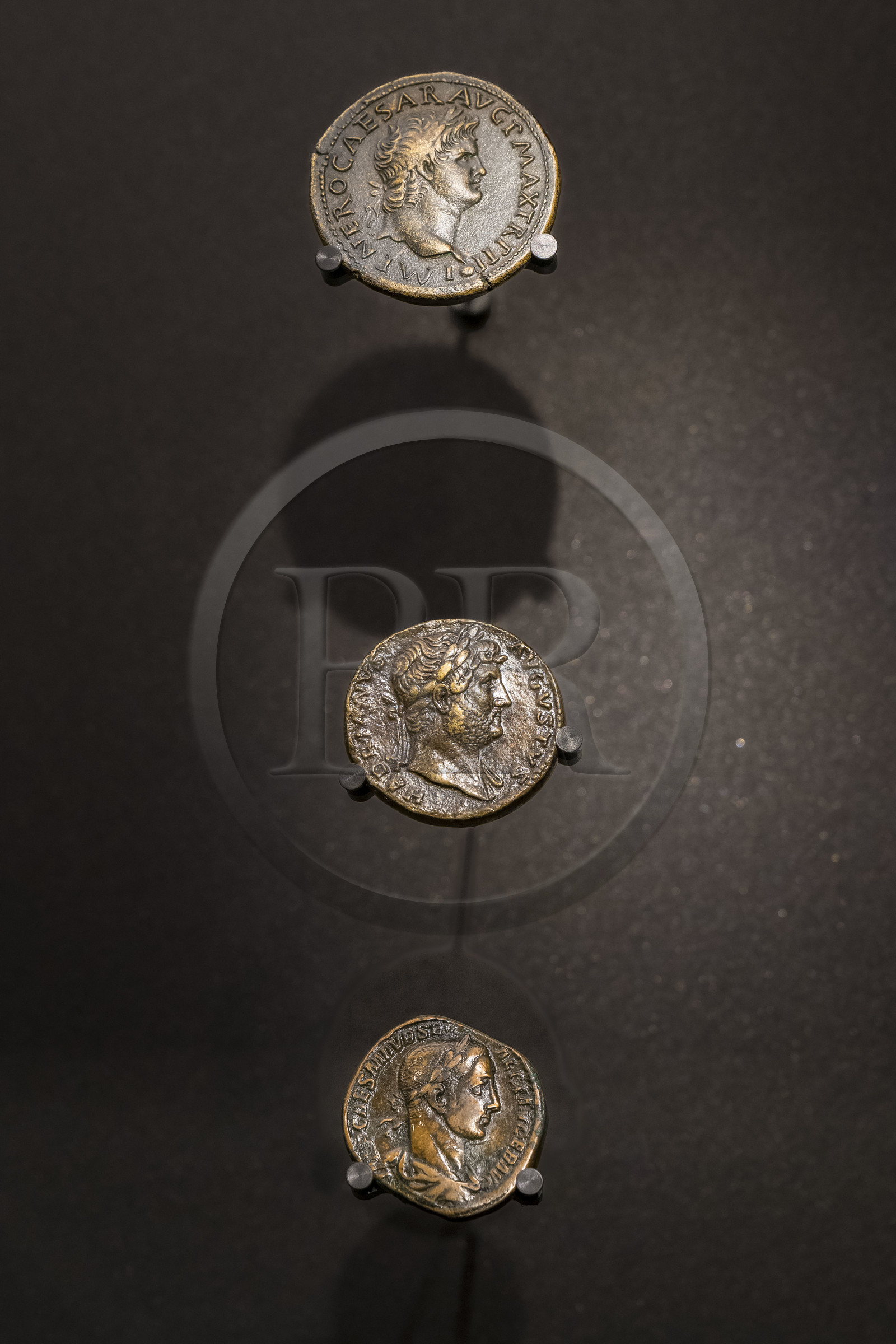 France, Paris (75), le musée de la Monnaie de Paris, pièces de monnaie Sesterce de Néron (54-68 apr. J.C.), Sesterce d'Hadrien (126 apr. J.C.) et Sesterce de Sévère Alexandre (222-235 apr. J.C.)