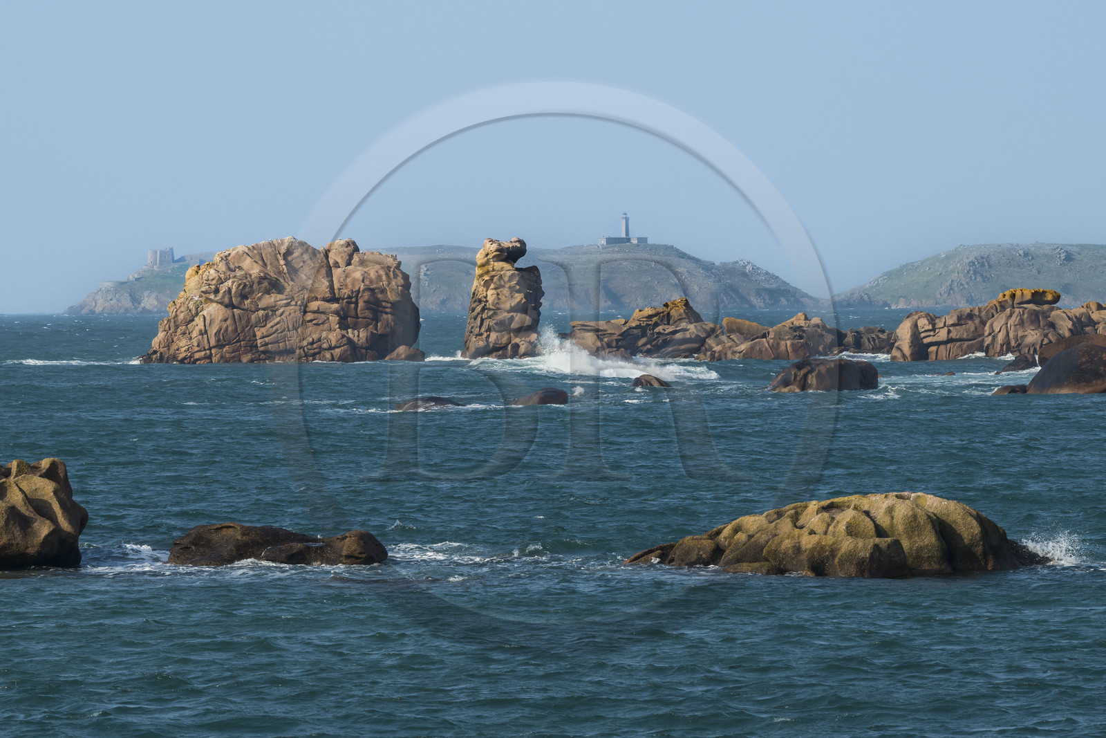 France, Côtes-d'Armor (22), Côte de Granit Rose, Trégastel, l'archipel de Sept-Iles en arrière plan