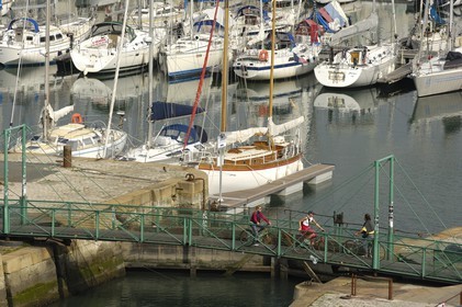 France, Charente-Maritime (17), La Rochelle, le Vieux Port, passerelle du bassin à flot