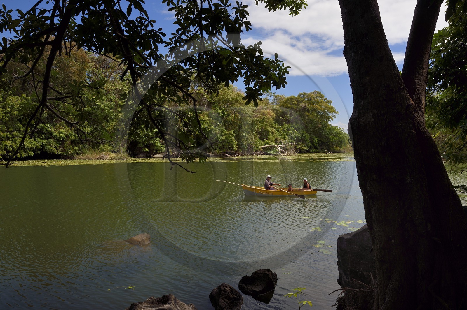 Nicaragua, Lac Nicaragua, Las Isletas de Granada, isla Zopango, famille dans une barque
