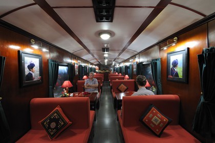 Vietnam, train de Hanoï à Lao Cai, wagon de luxe du Victoria Express, le wagon restaurant