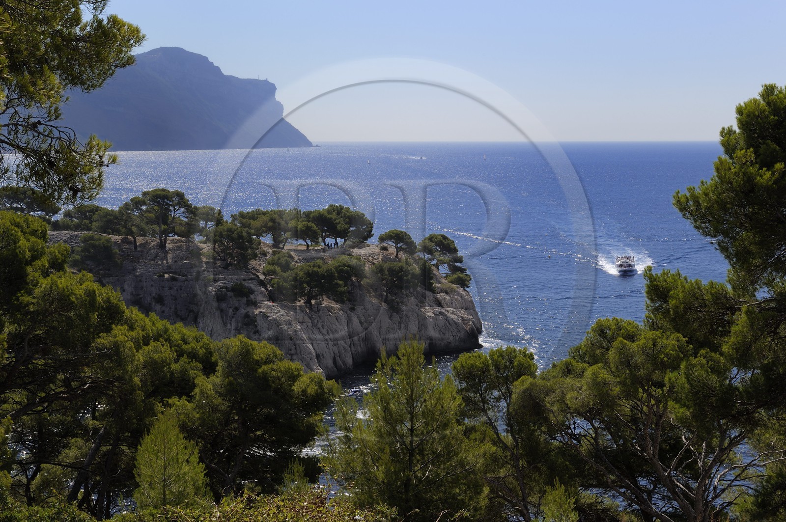 France, Bouches-du-Rhône (13), Cassis, presqu'île de Port Miou et les falaises du Cap Canaille en arrière plan