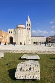 Croatie, Dalmatie, côte dalmate, Zadar, le forum romain, l'église Saint Donat et le campanile de la cathédrale