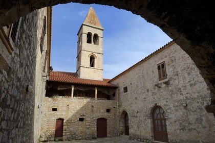 Croatie, Dalmatie, côte dalmate, Ile de Pasman, Kraj, le couvent franciscain Sv. U kraju Dujam - Sv.Duje (XIVe siècle), le mur date du XIème siècle