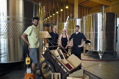 France, Bas-Rhin (67), Route des vins d'Alsace, Scherwiller, domaine viticole Achillée en biodynamie dans un batiment de construction entièrement naturelle, Jean Dietrich fait un débourbage de ses cuves