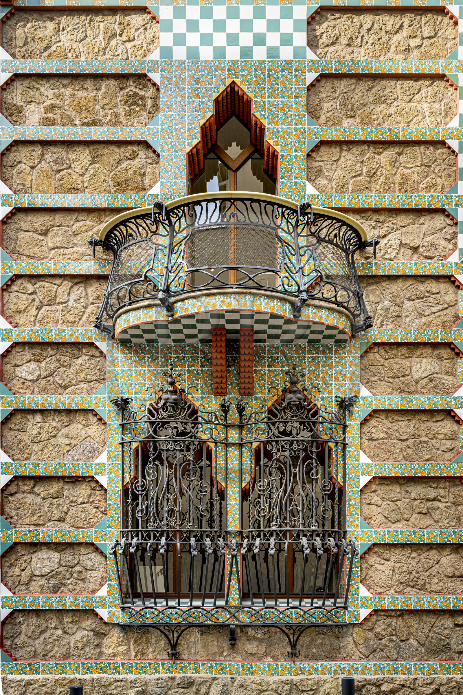 Espagne, Catalogne, Barcelone, Casa Vicens (1883 - 1885) de l'architecte du modernisme catalan Antoni Gaudi, site classé au Patrimoine Mondial de l'UNESCO, fenêtres avec grille en fer forgé et balcon supérieur