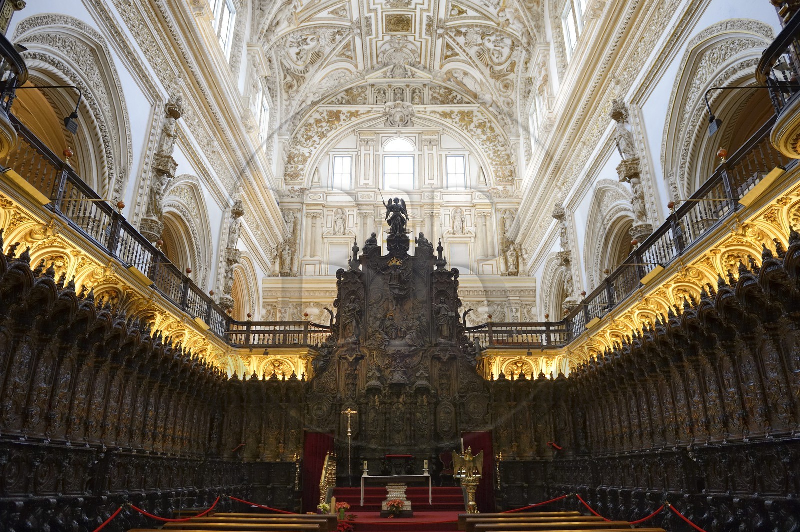 Espagne, Andalousie, Cordoue, centre historique classé Patrimoine Mondial de l'UNESCO, la Mezquita, la partie cathédrale qui apparait comme incrustée au centre de l'ancienne mosquée, les stalles dans le chœur