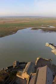 France, Manche (50), Mont-Saint-Michel, classé Patrimoine Mondial de l'UNESCO, chevet et la baie vus depuis la flèche à l'aube