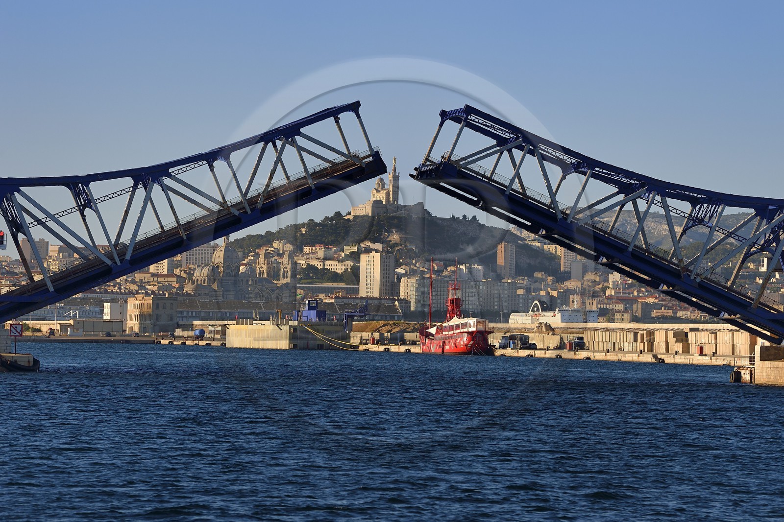 France, Bouches-du-Rhône (13), Marseille, Zone Euroméditerranée, Grand Port Maritime, le pont Pinède (pont mobile basculant) et Notre-Dame de la Garde en arrière plan