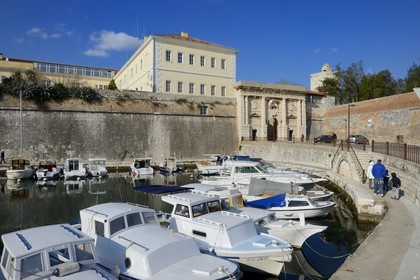 Croatie, Dalmatie, côte dalmate, Zadar, le port de Fosa et la Porte de Terre-Ferme surmontée du lion ailé vénitien en arrière plan