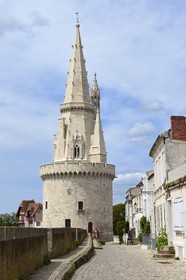 France, Charente-Maritime (17), La Rochelle, Vieux Port, la tour de la Lanterne et la rue Sur Les Murs