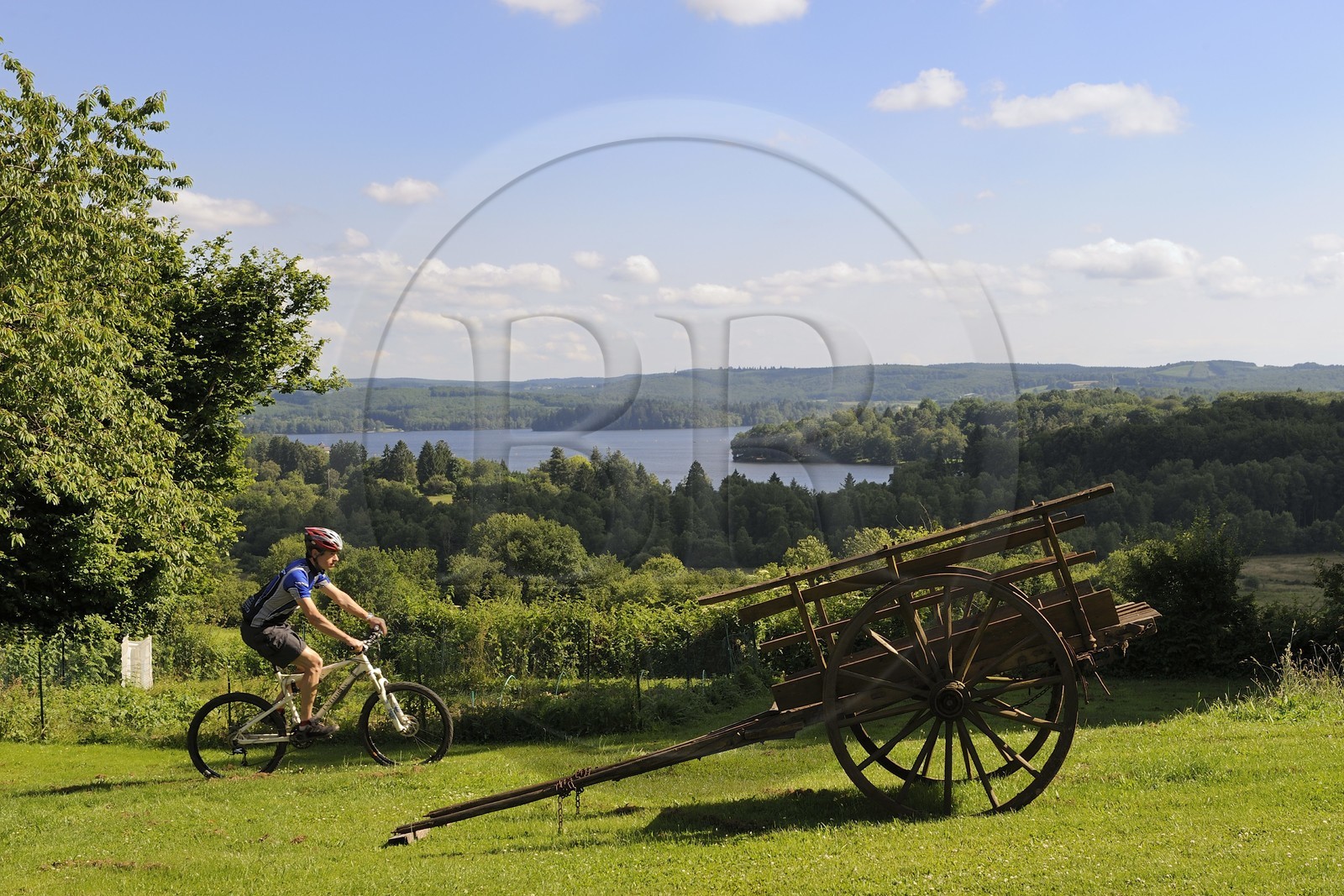 France, Nièvre (58), lac des Settons, découverte à vélo