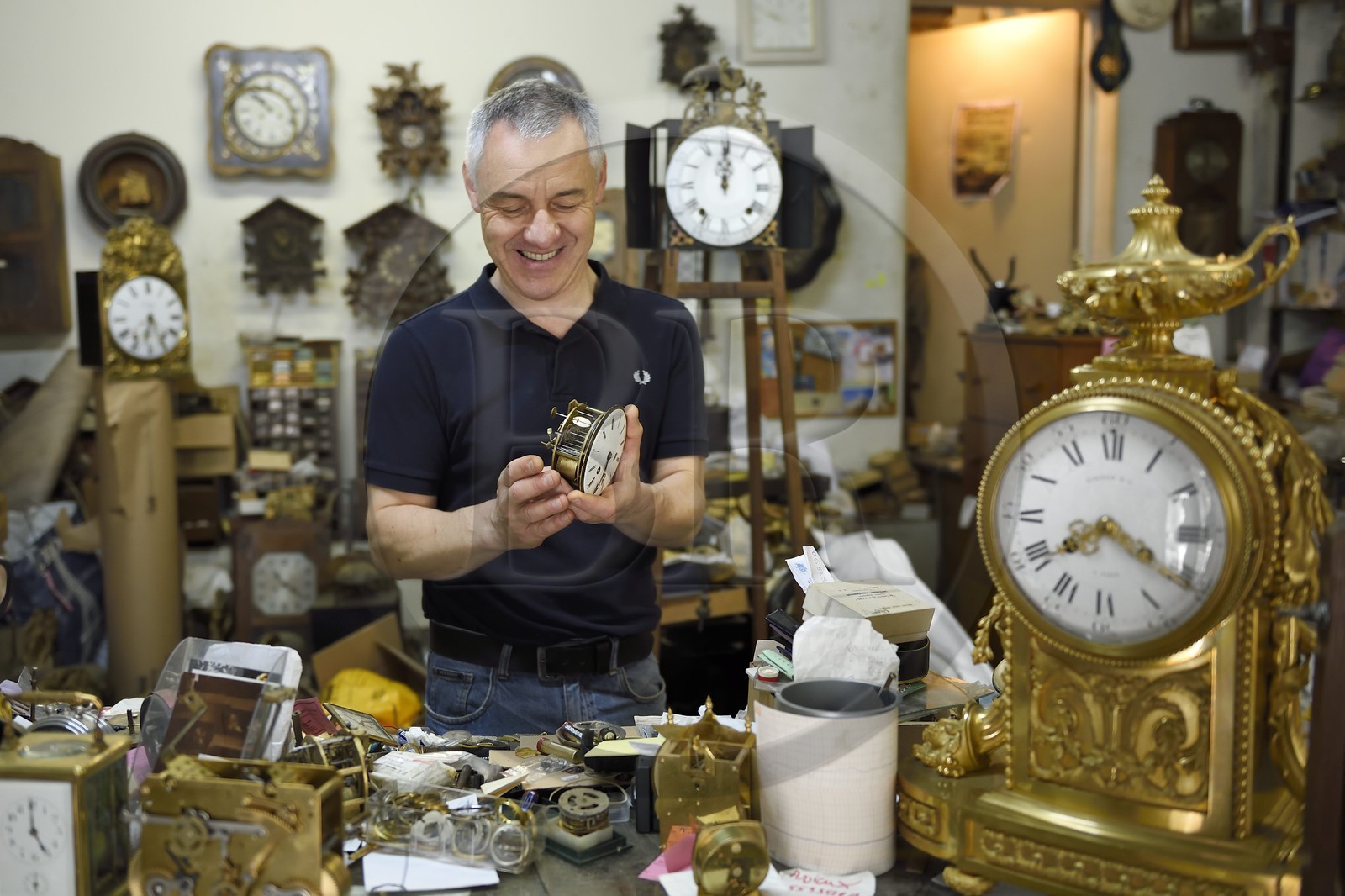 France, Dordogne (24), Périgord Blanc, Périgueux, l'horloger Vincent Pérez dans son atelier