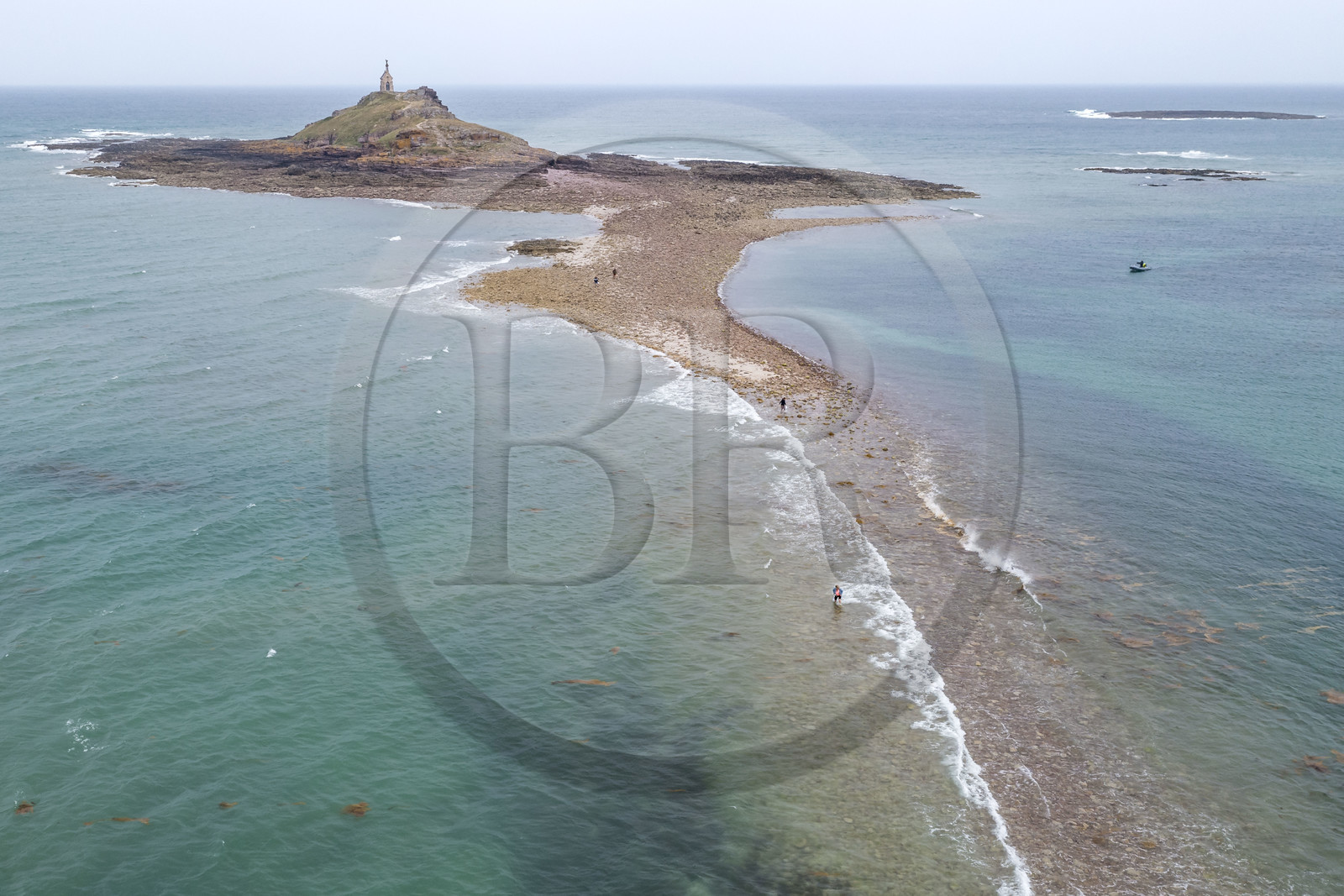 France, Côtes d'Armor (22), Grand Site de France Cap d'Erquy – Cap Fréhel, Erquy, l'Ilot Saint-Michel surmonté de la chapelle Saint-Michel accessible à pied à marée basse, passage du tombolo à marée montante (vue aérienne)