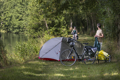 France, Deux-Sèvres (79), le Marais Poitevin, la Venise Verte, Magné, randonnée à bicyclette, campement pour la nuit le long de la Sèvre Niortaise
