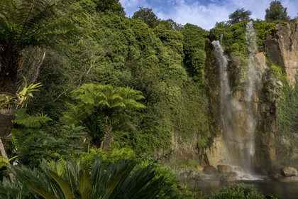 France, Loire-Atlantique (44), Nantes, quartier de Chantenay, le Jardin Extraordinaire, parc public situé dans l'ancienne Carrière de Miséry avec sa cascade artificielle de 25 m de haut
