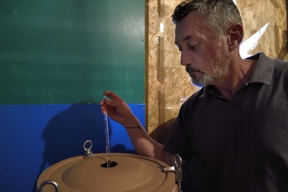 France, Ile de la Reunion, La Saline,  Ludovic Maufras createur de La Part des Anges Distillation, rhum de canne rose de 72° à 75° élevé en amphore de terre cuite, rhum fabriqué comme une eau de vie de canne à sucre, prélèvement pour pesée d'alcool