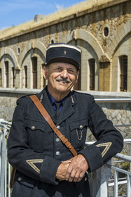 France, Alpes-Maritimes (06), Eze, Fort de la Revère dans le Parc forestier de la Grande Corniche et construit entre 1882 et 1885, Alain Fine en uniforme de garde-mobile de 1942