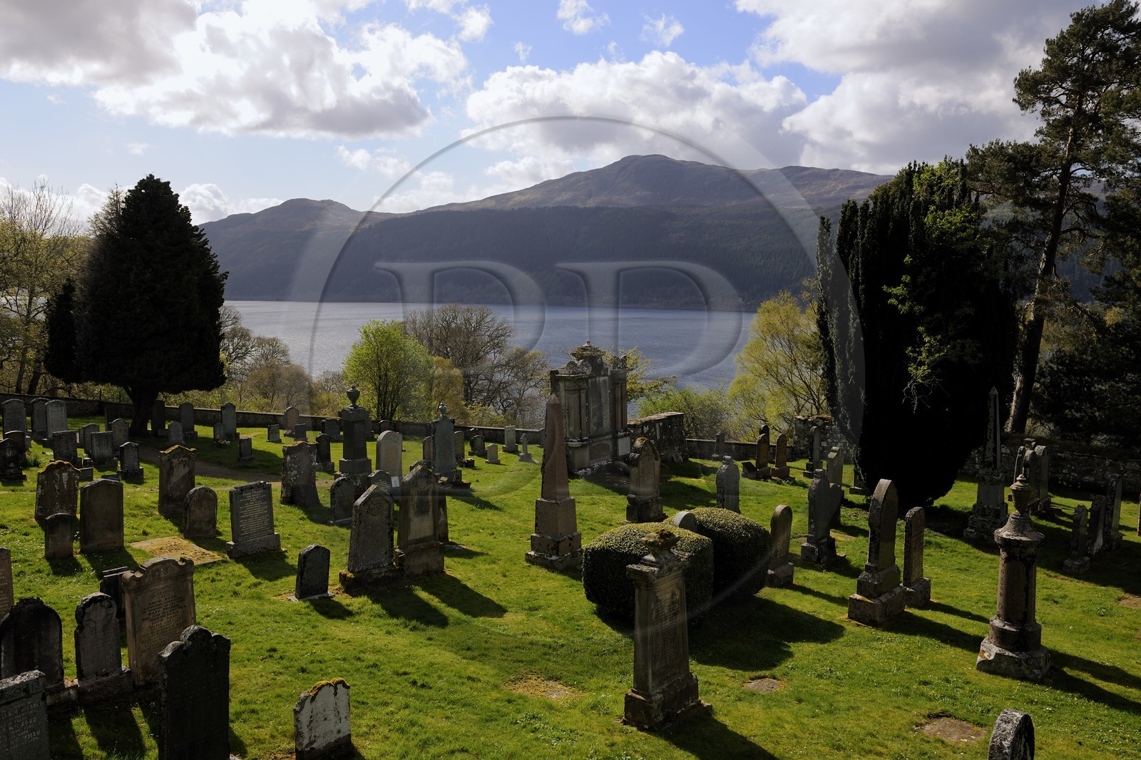 Royaume-Uni, Ecosse, région des Highlands, cimetière de Foyers dominant le Loch Ness