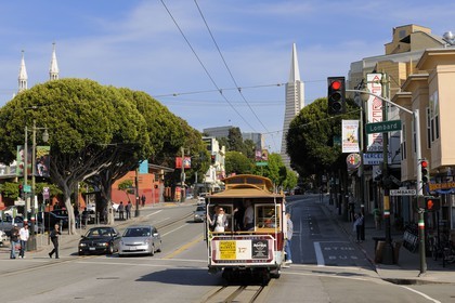 Etats-Unis, Californie, San Francisco, Cable car à l'angle de Columbus avenue et Lombard street dans le quartier de North Beach et le Transamerica Pyramid Building