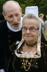 France, Finistère (29), Locronan, procession de la petie Troménie, petite pause à la chapelle ti ar sonj au sommet de la montagne Saint-Ronan
