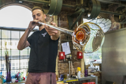 France, Moselle (57), Meisenthal, Centre international d’Art verrier (CIAV), le verrier Geoffrey Richard  dans l'atelier de soufflage