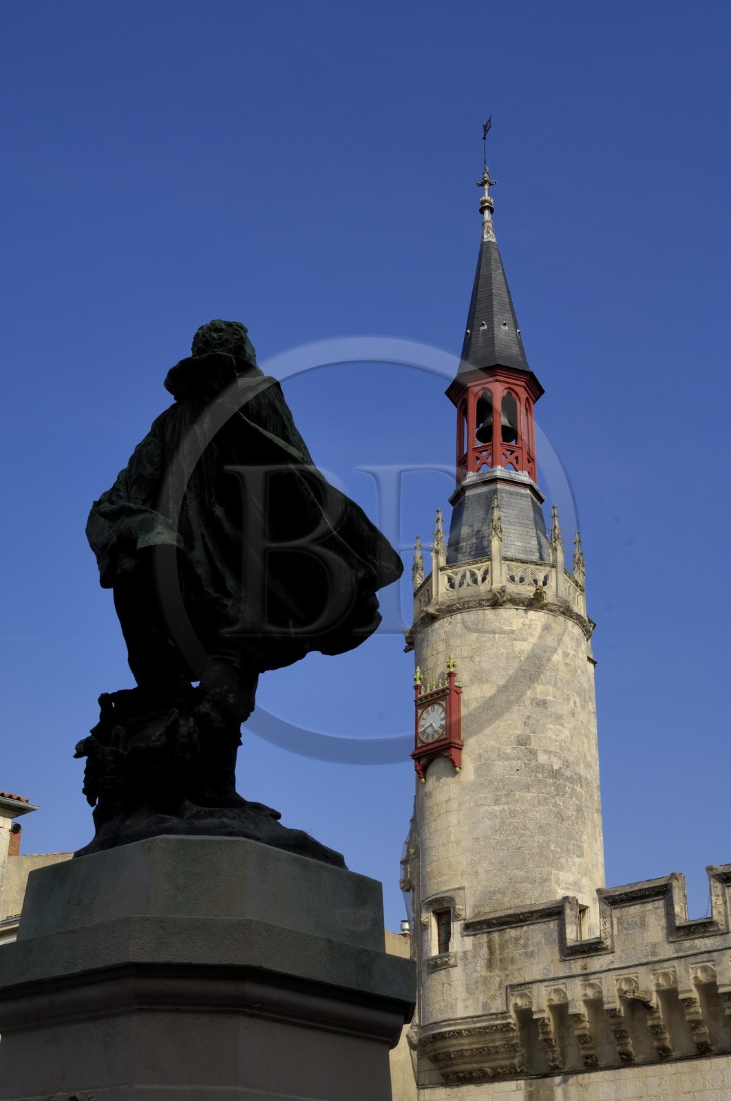 France, Charente-Maritime (17), La Rochelle, l'Hôtel de Ville et la statue du maire de 1628 Jean Guiton
