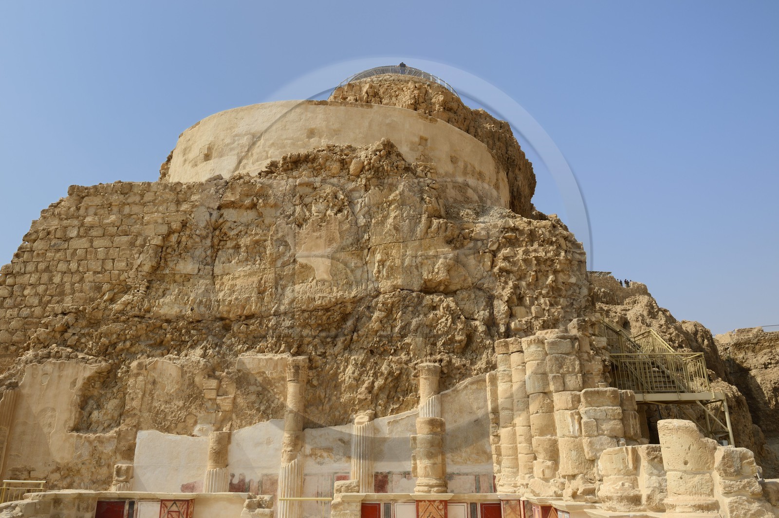 Israel, désert du Neguev, forteresse de Massada, classée Patrimoine Mondial de l'UNESCO, Palais suspendu d'Hérode dont la résidence privée s'étageait sur trois niveaux